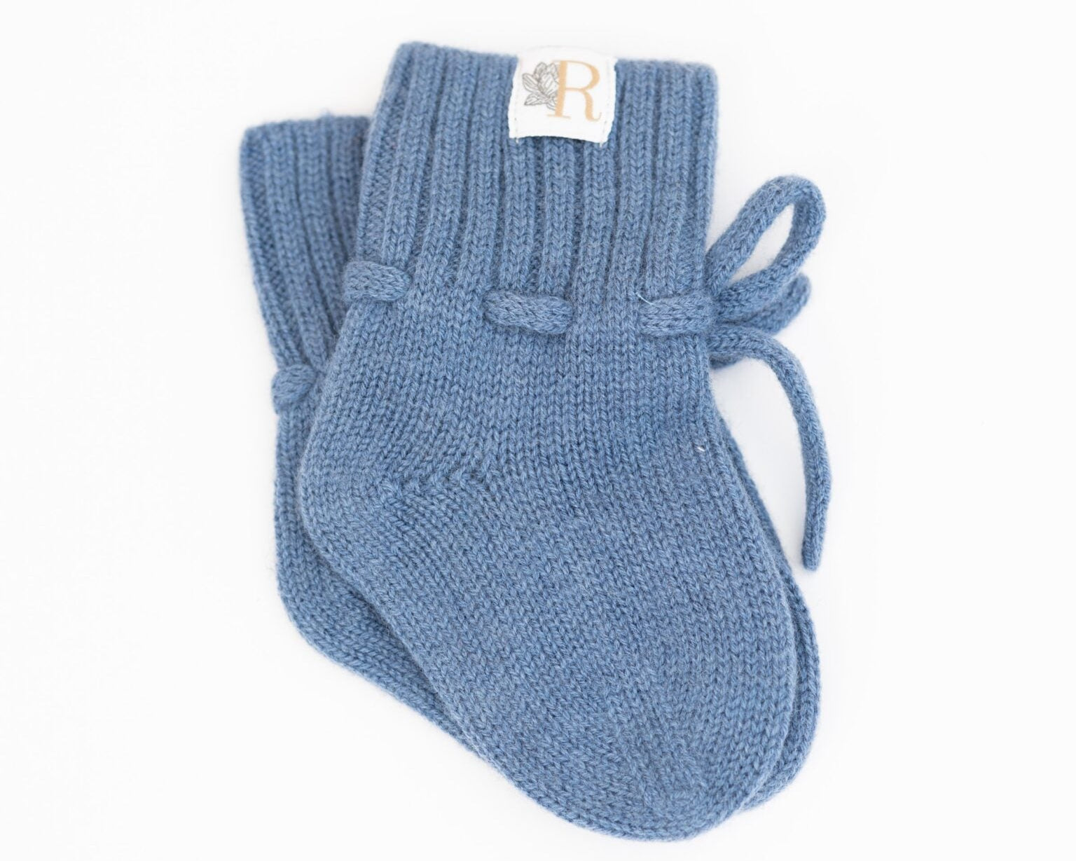 Handgebreide merinowollen babyslofjes in denimblauw met koordje