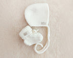 Wollen bonnet en slofjes wit