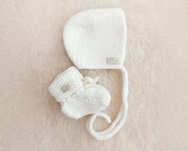 Wollen bonnet en slofjes wit