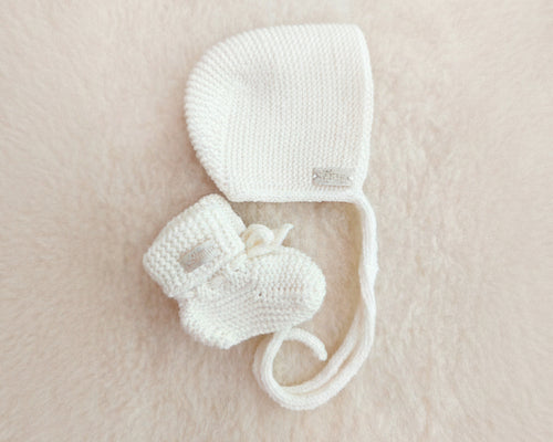 Wollen bonnet en slofjes wit