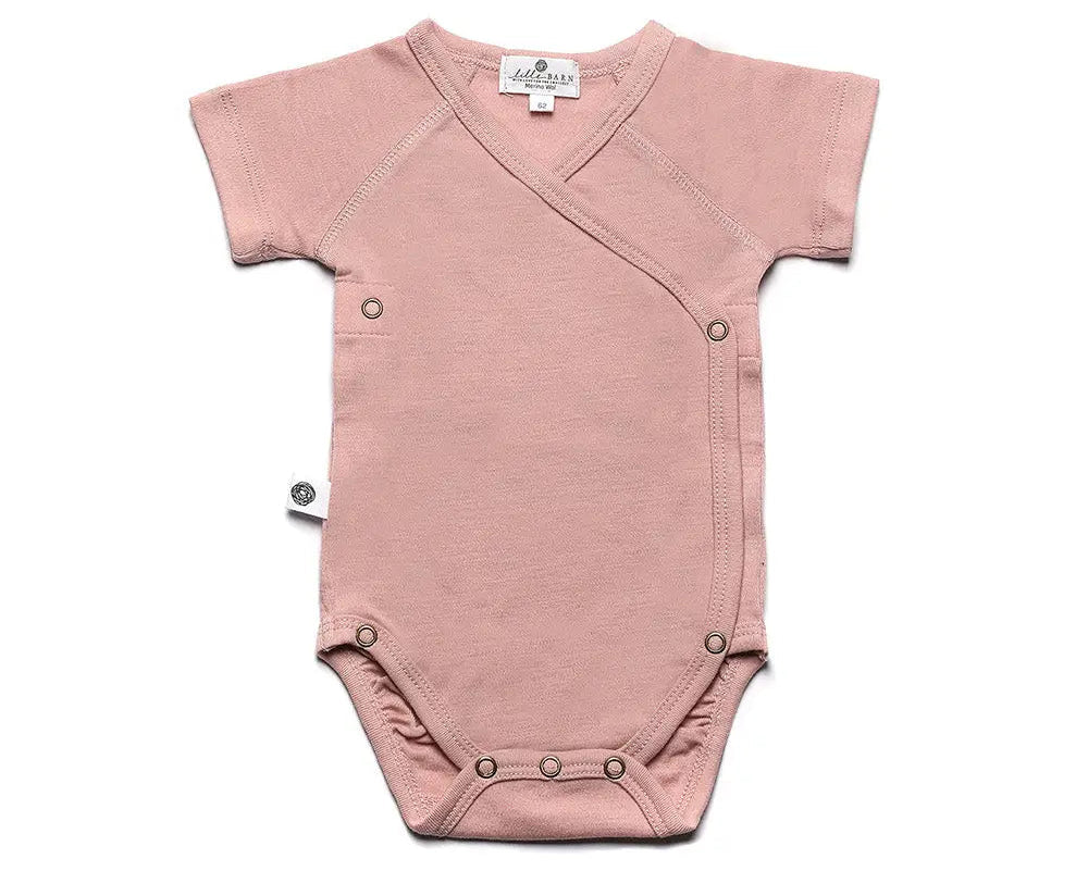 Dit overslagrompertje is gemaakt van 100% merinowol en ontworpen met aandacht voor comfort, zachtheid en gebruiksgemak.