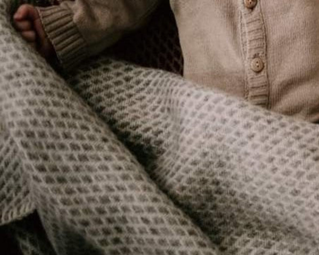 Wollen wiegendeken grijs