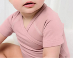 Dit overslagrompertje is gemaakt van 100% merinowol en ontworpen met aandacht voor comfort, zachtheid en gebruiksgemak.