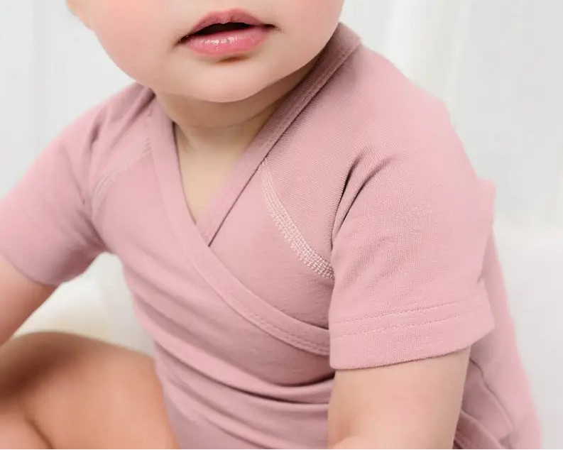 Dit overslagrompertje is gemaakt van 100% merinowol en ontworpen met aandacht voor comfort, zachtheid en gebruiksgemak.