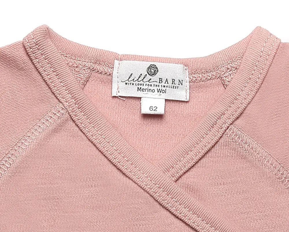 Dit overslagrompertje is gemaakt van 100% merinowol en ontworpen met aandacht voor comfort, zachtheid en gebruiksgemak.