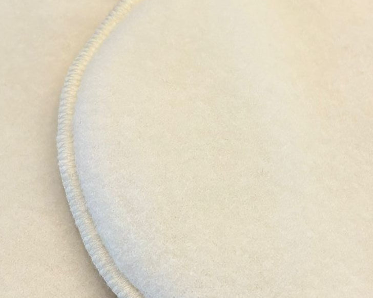 Zachte, natuurlijke bescherming tijdens de borstvoedingsperiode. Deze herbruikbare zoogkompressen zijn gemaakt van 100% zuivere merinowol en bieden comfortabele ondersteuning bij lekkende melk