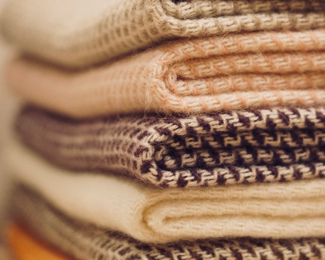 Wollen wiegendeken in lieve kleurtjes