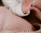 Wollen wiegendeken in zacht roze kleur