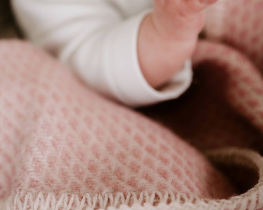 Wollen wiegendeken in zacht roze kleur