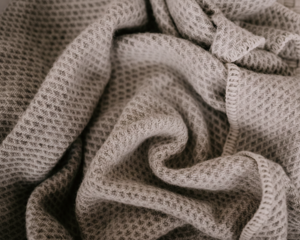 Wollen wiegendeken in de kleur grijs