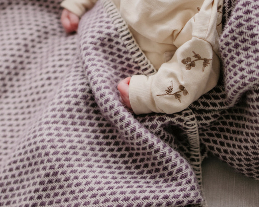 Wollen wiegendeken is prachtig kleur paars 