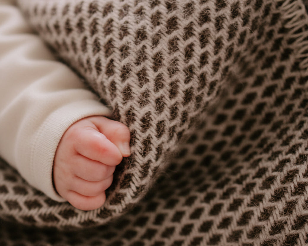 wollen wiegendeken in een natuurlijke kleur bruin 