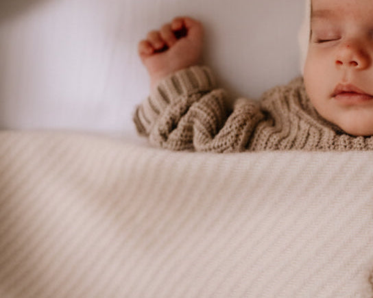 wollen wiegendeken in een zachte kleur crème