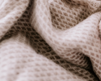 Wollen wiegen deken in een lieve kleur taupe
