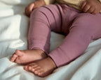 Babybroekje van merinowol in lieve lavender mist kleur
